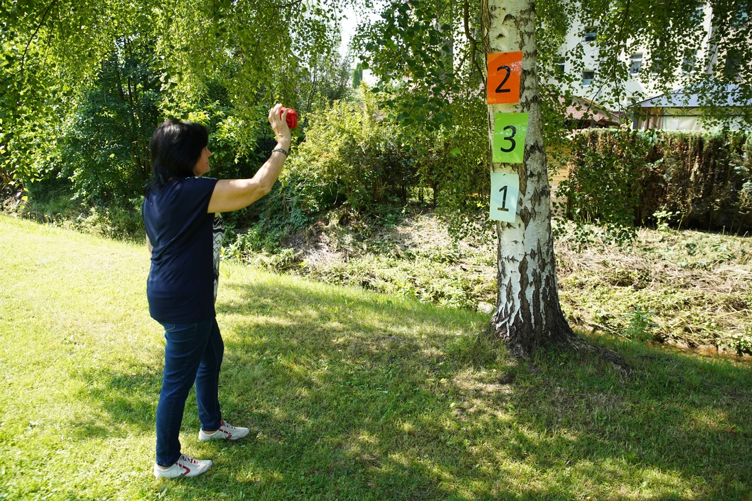 Frau unter einem Baum
