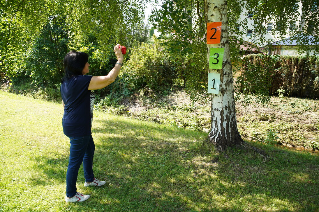 Frau unter einem Baum